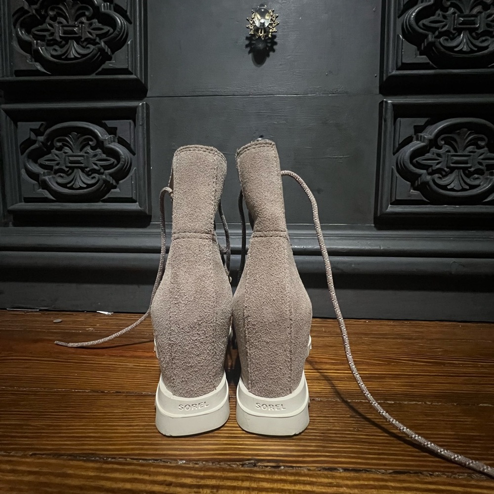 Stylish Suede Ankle Boots with Wedge Heel - Picture 4 of 6